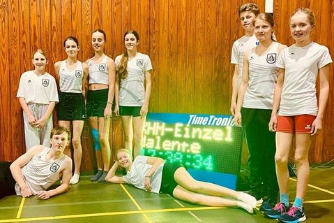 Liva Walter, Kilian Schweigler, Lisa Sömmer, Jolina Behnke, Bella-Marie Rath, Gyde Janshen, Lorenz von Ludowig, Lena Sömmer, Donata von Ludowig (v. lks.).