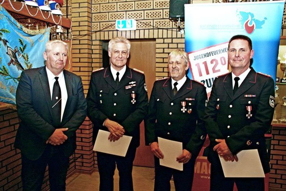 Tade Peetz (v. l.) ehrte Jens Willrodt, Jens Petereit und Roland Knoth mit dem goldenen Brandschutzehrenabzeichen in Gold.