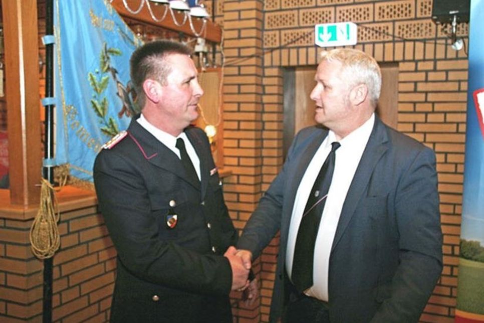 Tade Peetz beglückwunschte Roland Knoth zum stellvertretenden Gemeindewehrführer.