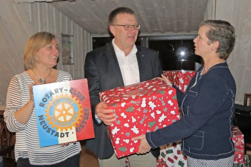Rotary-Vorstandsmitglied Michaela Grave und Präsident Manfred Rohde übergaben die Pakete an Ulrike Kohlmorgen vom Kinderschutzbund (v. lks.).
