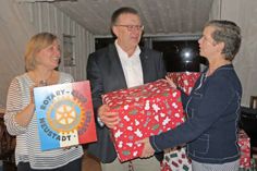 Rotary-Vorstandsmitglied Michaela Grave und Präsident Manfred Rohde übergaben die Pakete an Ulrike Kohlmorgen vom Kinderschutzbund (v. lks.).