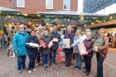 ASB-Vorsitzender Jörg Bochnik (li.) Und Geschäftsführerin von Stolz Heiligenhafen Britta Dyck (re.) umrahmen die Vertreterinnen und Vertreter der bedachten Organisationen bei der offiziellen Geschenkübergabe