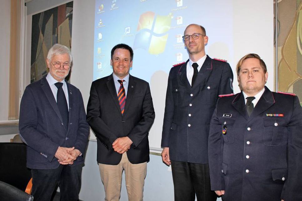 Bürgervorsteher Heinz Bäker, Bürgermeister Mark Burmeister, Gemeindewehrführer Björn Sachau und sein Stellvertreter Finn Hennings (v. lks.).