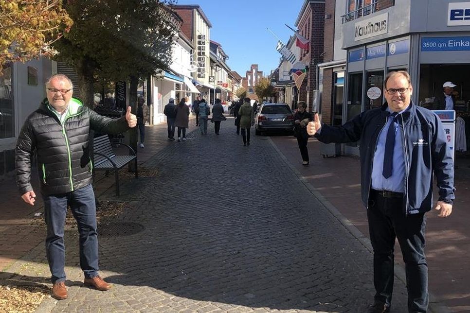 Bürgermeister Mirko Spieckermann (re.) und Holger Werner vom Gewerbeverein Neustadt freuen sich, dass die Läden wieder öffnen dürfen.