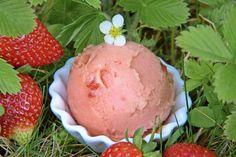 Ob als fruchtiges Dessert oder erfrischender Snack - das selbst gemachte Erdbeereis schmeckt immer.
