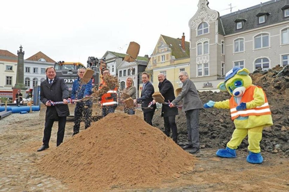 Volle Kraft voraus: Als die sieben Repräsentant*innen unter den Augen von Baubär Eu loslegten, spritzte der Kies.