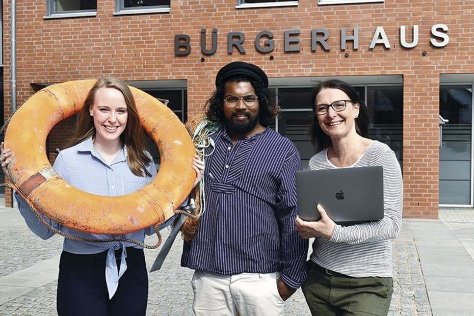 Tom Thiedeitz (Mitte) hat jetzt zusammen mit Jennifer Last (links) und Denise Daude-Oster den Ferienpass 2019 vorgestellt und freuen sich auf viele Anmeldungen. (Foto: René Kleinschmidt)
