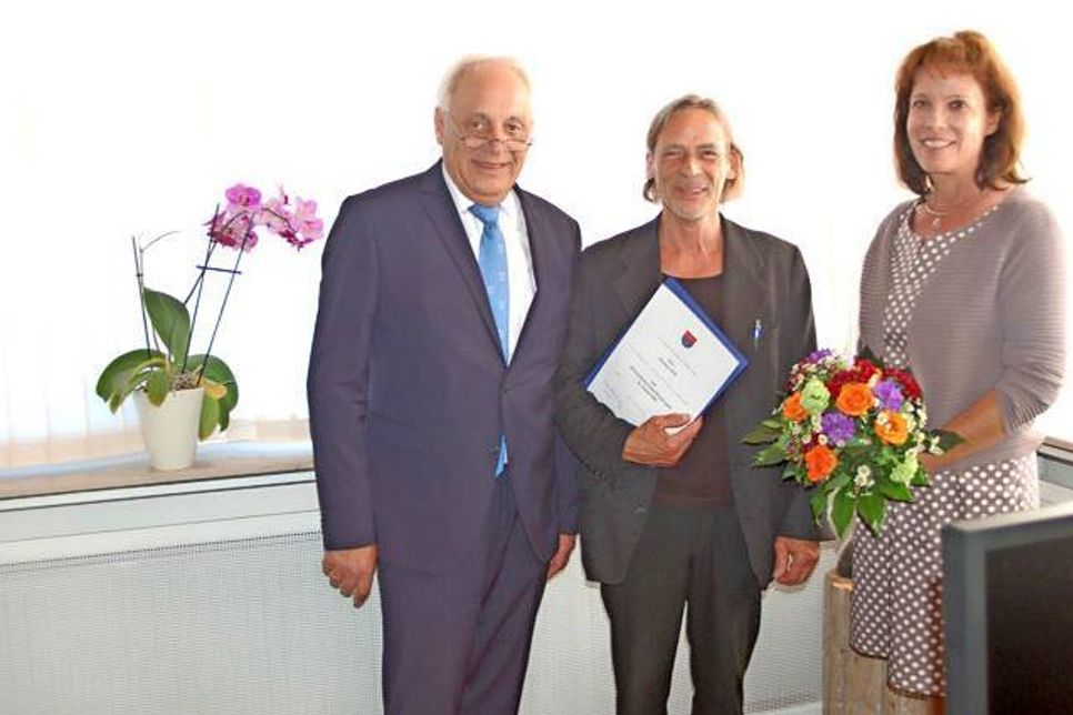 Landrätin Stephanie Ladwig und Kreispräsident Peter Sönnichsen ernannten in Plön den ersten ehrenamtlichen Kulturbeauftragten des Kreises Plön, Mathias Wolf (Mitte).