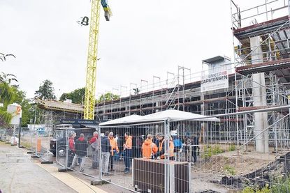 Am vergangenen Freitag konnte die Gemeinde Scharbeutz das Richtfest für das „Haffhuus“ in Haffkrug feiern. Im Frühjahr 2021 soll die Eröffnung gefeiert werden.