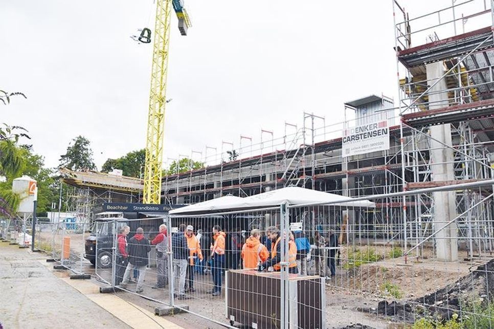 Am vergangenen Freitag konnte die Gemeinde Scharbeutz das Richtfest für das „Haffhuus“ in Haffkrug feiern. Im Frühjahr 2021 soll die Eröffnung gefeiert werden.