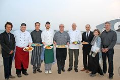 Die Kellenhusener Küchenchefs mit Bürgermeister Carsten Nebel (lks.), Tourismusleiterin Eva Krüger (2. v. re.) und Gemeindevertreter Gunnar Steenbock (re.).