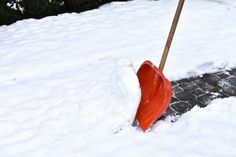 Eigentümer oder Vermieter müssen dafür sorgen, dass sowohl ihr Grundstück selbst als auch angrenzende Gehwege im Winter gefahrgemindert betreten werden können.