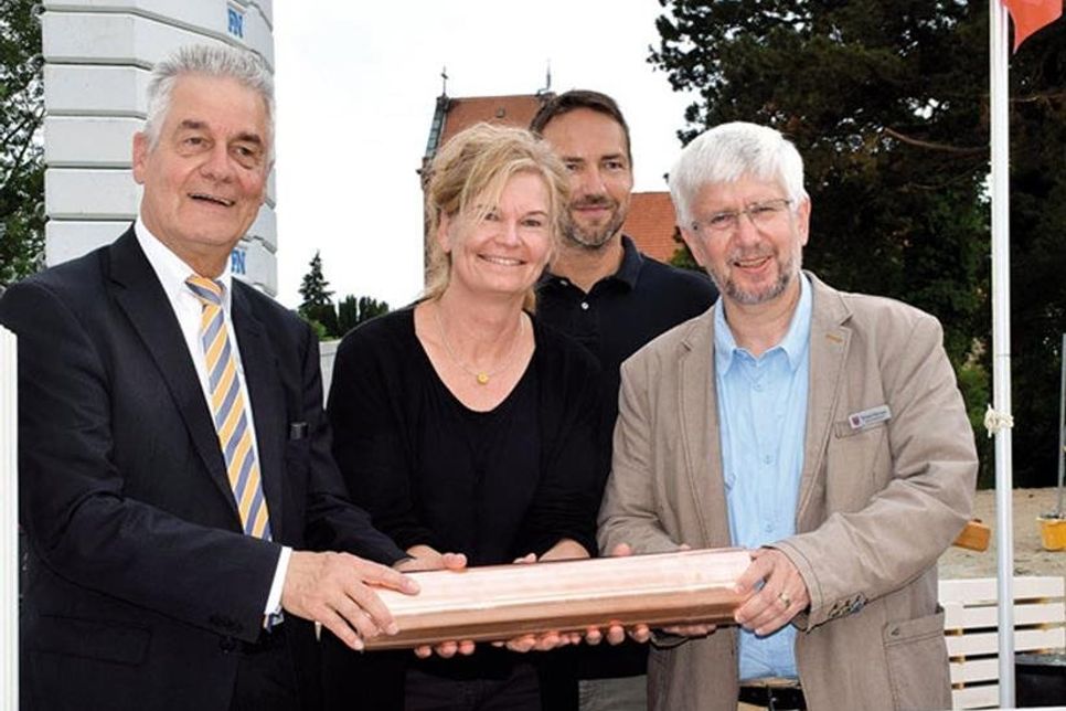 Bürgermeister Gerd Radisch, Architektin Annekatrin Grohmann, Projektbegleiter Mirco Schablack/Amtsverwaltung, stellvertretender Kreispräsident Norbert Maroses bei der feierlichen Grundsteinlegung.