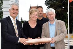 Bürgermeister Gerd Radisch, Architektin Annekatrin Grohmann, Projektbegleiter Mirco Schablack/Amtsverwaltung, stellvertretender Kreispräsident Norbert Maroses bei der feierlichen Grundsteinlegung.