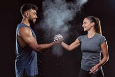 Wer gerne mit Freunden ins Fitnessstudio geht, kann sein Hobby durch ein duales Studium auch zum Beruf machen. Foto: djd/DHfPG