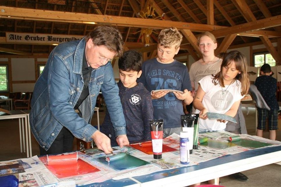 Bildhauer Johannes Caspersen bei der Arbeit mit den Schülern.