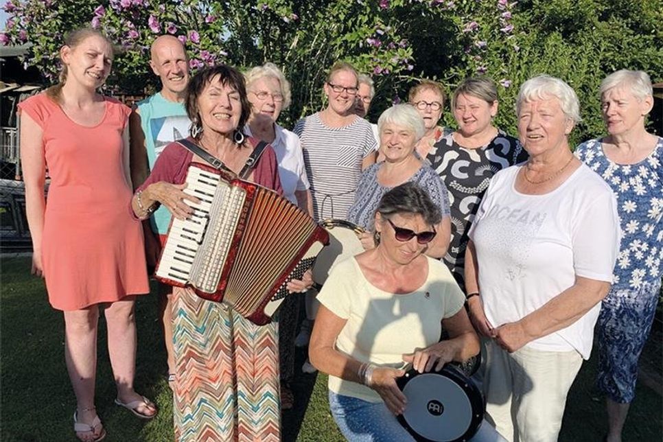 Dank eines neuen Hygiene-Konzeptes präsentieren Hannelore Witt (mit Akkordeon) und die Mitglieder des MuT am Sonntag ihr Stück „Mit Musik ist alles besser!“