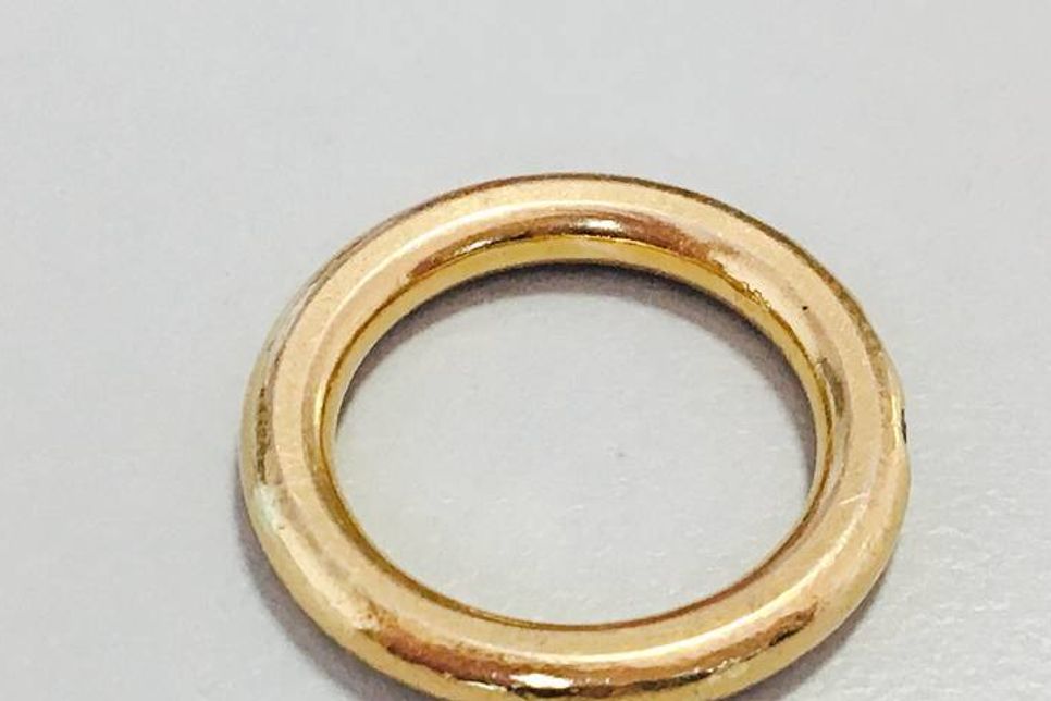 Angeblicher Goldring ist ein wertloser Blechring.