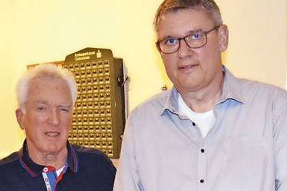 Seit 50 Jahren ist Edgar Lange (l.) Mitglied des SV Olympia Bad Schwartau. Jens Groß führt seit zwei Jahrzehnten die Kasse des Gesamtvereins. Beide wurden am vergangenen Freitagabend im Rahmen der Jahreshauptversammlung geehrt. (Foto: Setje-Eilers)
