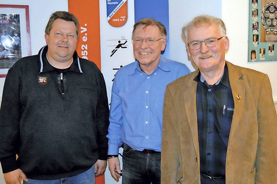 SVO-Geschäftsführer Peter Neumann (r.) gratulierte dem neuen Führungsduo Erhard Braasch (m.) und Ralf Suxdorff zum einstimmigen Wahlergebnis. (Foto: Setje-Eilers)