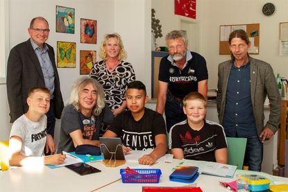 DKSB-Geschäftsführer Martin Liegmann sowie Schüler um Erzieher Heino Schuldt, Katrin Borchert (Leitung Kinderhaus Neustadt) Dr. Charity Director Michael Weber vom Kiwanis Club Ostholstein und Fachbereichsleiter Matthias Thoms (v. lks.).