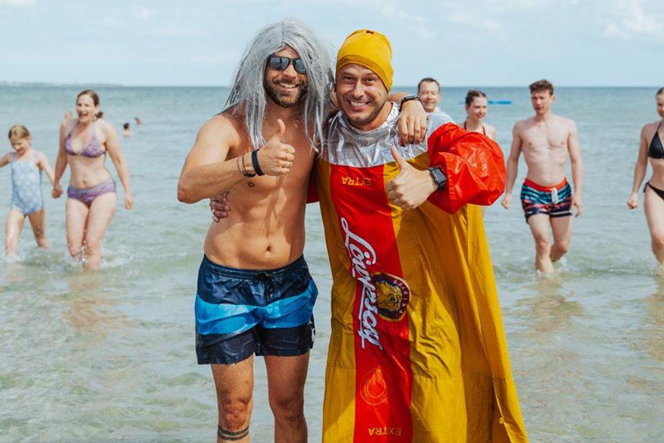 Trotz 9 Grad kalter Ostsee herrschte gute Stimmung bei den Anbadenden.