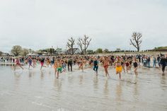 Unter lautem Gejauchze und Gejohle liefen die hartgesottenen Ostseefans in die seichten und noch empfindlich kühlen Wellen. (Foto: www.luebecker-bucht-ostsee.de)