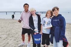 Leeroy, Lean, Jaden und Kjell aus der Klasse 5b suchten mit ihren Mitschülern den Strand nach Müll ab.