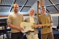 Philip Speer (v.li.), Jenni Sjöholm und Liam-Jay Christiansen in der Musik-Werkstatt im Jugendzentrum.