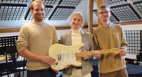 Philip Speer (v.li.), Jenni Sjöholm und Liam-Jay Christiansen in der Musik-Werkstatt im Jugendzentrum.