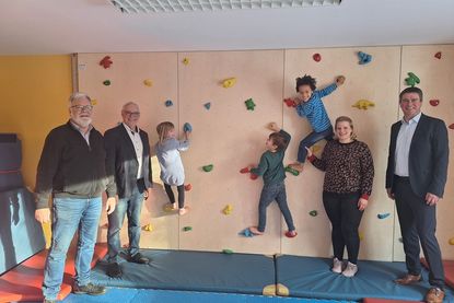 Andreas Kröger, Jens Puschmann, Alkje Kohlsaat und Michael Robien (v. lks.) freuen sich gemeinsam mit den Kindern über die neue Klettermöglichkeit im Turnraum.