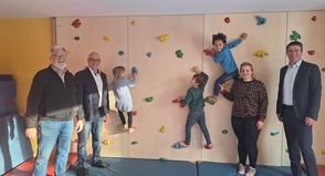 Andreas Kröger, Jens Puschmann, Alkje Kohlsaat und Michael Robien (v. lks.) freuen sich gemeinsam mit den Kindern über die neue Klettermöglichkeit im Turnraum.