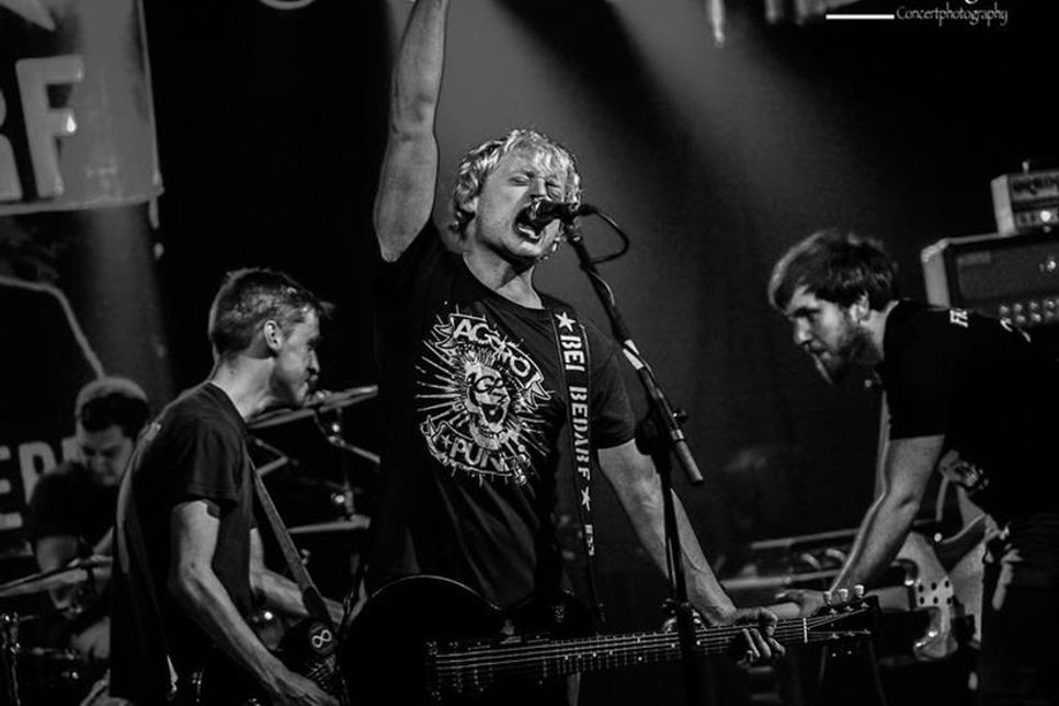 Zum Schluss spielt „Bei Bedarf“ aus Berlin Punkrock mit deutschen Texten.