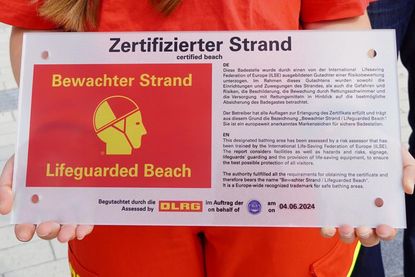 Das Zertifikat wurde für jedermann sichtbar am Surf Rescue Club angebracht.