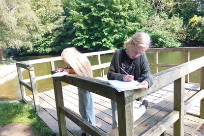 Auch das ist Theos Wiese: Beim Zeichnen von Tieren, die sie auf, an oder in der vorbeifließenden Schwentine entdeckt haben, sind Nice und Emmi Jessen ganz vertieft in ihre Arbeit.