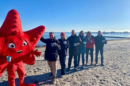 In Kellenhusen wird versucht die längste Menschenkette mit Punsch an der Ostsee zu bilden.