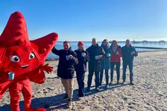 In Kellenhusen wird versucht die längste Menschenkette mit Punsch an der Ostsee zu bilden.