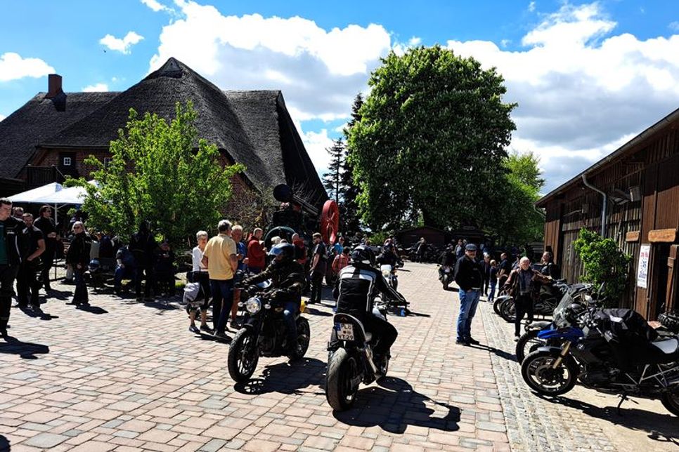 Motorradfreunde treffen sich Sonntag auf dem Museumshof in Lensahn.
