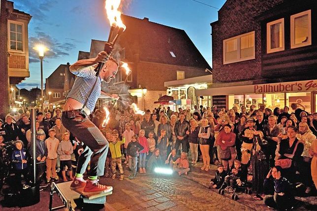 Die Plöner Kulturnacht – hier ein Archivbild mit Arne Lifson – kann auch in diesem Jahr stattfinden: Die Stadt Plön will die Veranstaltung als Organisator fortführen.