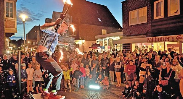 Die Plöner Kulturnacht – hier ein Archivbild mit Arne Lifson – kann auch in diesem Jahr stattfinden: Die Stadt Plön will die Veranstaltung als Organisator fortführen.