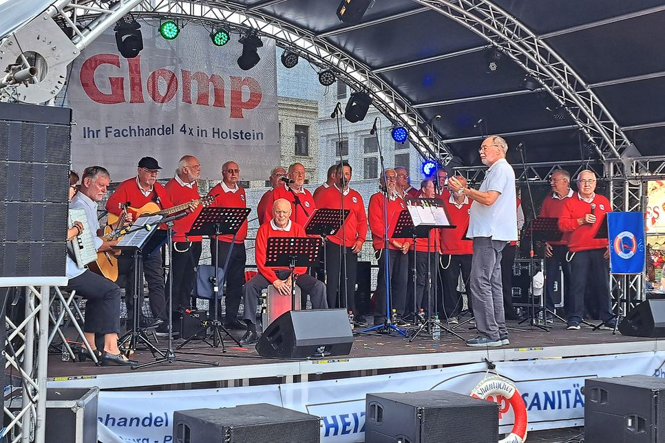 Auch der Shanty-Chor „Eutiner Wind“ ist ein Stammgast auf der Stadtfest-Bühne.