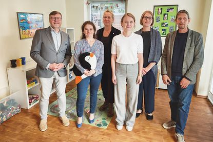 Freuen sich über die neuen Räumlichkeiten der Offenen Ganztagsschule: Bürgermeister Sven Partheil-Böhnke (von links) und Sandra Gerds, Fachdienstleitung Gemeinde Timmendorfer Strand, sowie Kerstin Olschowsky, Geschäftsführerin Kinderschutzbund Ostholstein, Einrichtungsleiterin Rieke Heise, Julia Kocks, Assistenzfachbereichsleitung, und Matthias Thoms, Fachbereichsleitung (alle Kinderschutzbund Ostholstein).