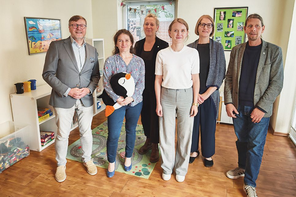 Freuen sich über die neuen Räumlichkeiten der Offenen Ganztagsschule: Bürgermeister Sven Partheil-Böhnke (von links) und Sandra Gerds, Fachdienstleitung Gemeinde Timmendorfer Strand, sowie Kerstin Olschowsky, Geschäftsführerin Kinderschutzbund Ostholstein, Einrichtungsleiterin Rieke Heise, Julia Kocks, Assistenzfachbereichsleitung, und Matthias Thoms, Fachbereichsleitung (alle Kinderschutzbund Ostholstein).