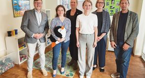 Freuen sich über die neuen Räumlichkeiten der Offenen Ganztagsschule: Bürgermeister Sven Partheil-Böhnke (von links) und Sandra Gerds, Fachdienstleitung Gemeinde Timmendorfer Strand, sowie Kerstin Olschowsky, Geschäftsführerin Kinderschutzbund Ostholstein, Einrichtungsleiterin Rieke Heise, Julia Kocks, Assistenzfachbereichsleitung, und Matthias Thoms, Fachbereichsleitung (alle Kinderschutzbund Ostholstein).