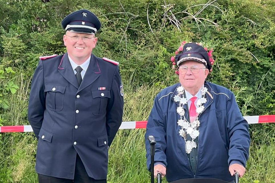 Wehrführer Andreas Piening mit König Bodo Czepannek (re.).
