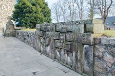 Die Denkmäler an der Feldsteinkirche Ratekau.