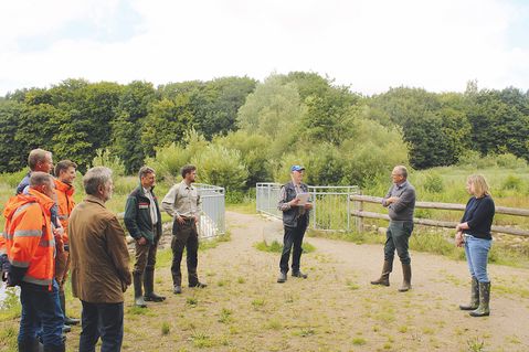 Vor Vertretern der Ostseebeiräte und der Landtagsabgeordneten  Wiebke Zweig erklärte Robert Muus  (3.v.re.) Landwirtschaftsminister Werner Schwarz (2.v.re) die Planung und Umsetzung des Auenprojektes Schwartau.