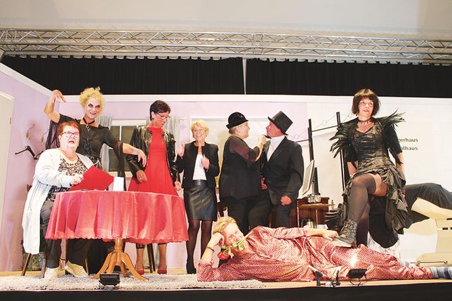 Das Musik- und Comedytheater Schürsdorf zeigt ab 18. Oktober das plattdeutsche Stück  „Chaos im Bestattungshaus“ im Dorfgemeinschaftshaus in Schürsdorf.