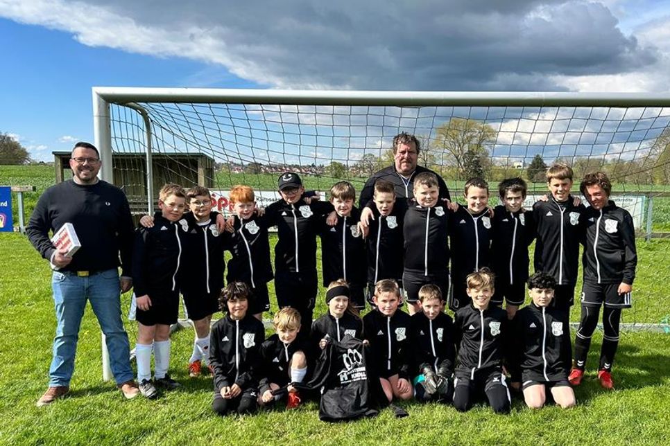 Die E-Jugend der SG SchaPe/Altenkrempe bedankt sich bei Christopher Knoll für die neuen Trainingsjacken.