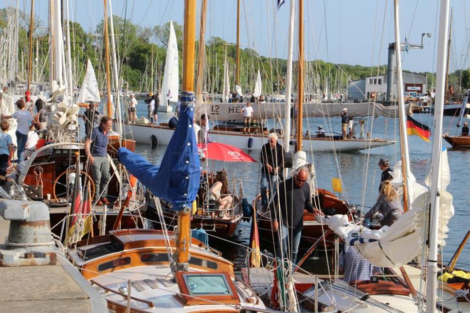 Blickfang im Hafen: Die Yachten kehren am Freitag und Samstag jeweils ab circa 16 Uhr von der Regatta zurück – der beste Moment, um die eleganten Klassiker aus nächster Nähe zu bewundern.